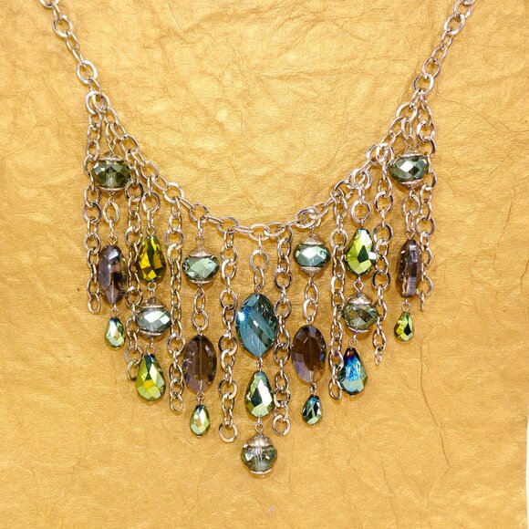 Sparkling green glass bead necklace in a fringe beaded necklace design - Picture 6 of 6